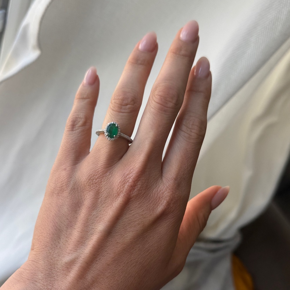 Stunning 14k white gold Ring with genuine emerald Gemstone on diamonds